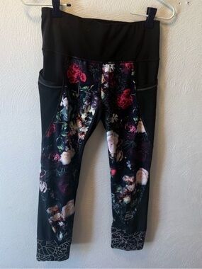 Athleta Floral Capri Leggings XS Black Rose Print High Rise Yoga Pants Pockets
